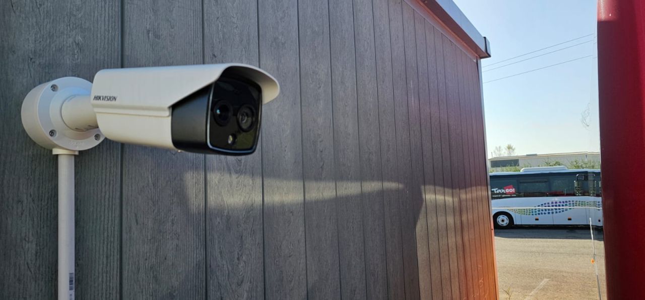 Caméra thermique de vidéosurveillance installée sur un dépôt de bus à Nîmes