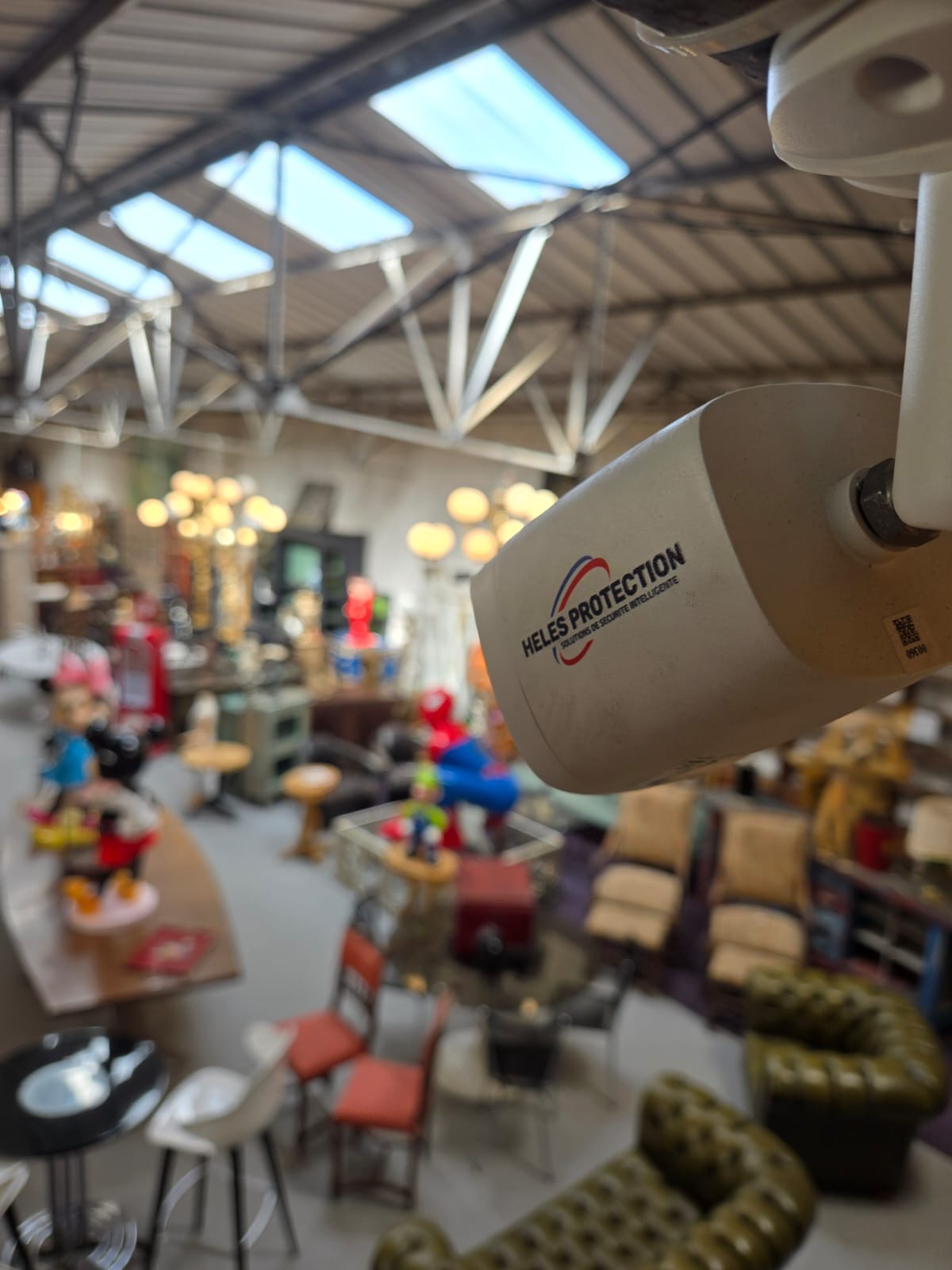 Caméra de vidéosurveillance Uniview installée dans un site professionnel près de Nîmes