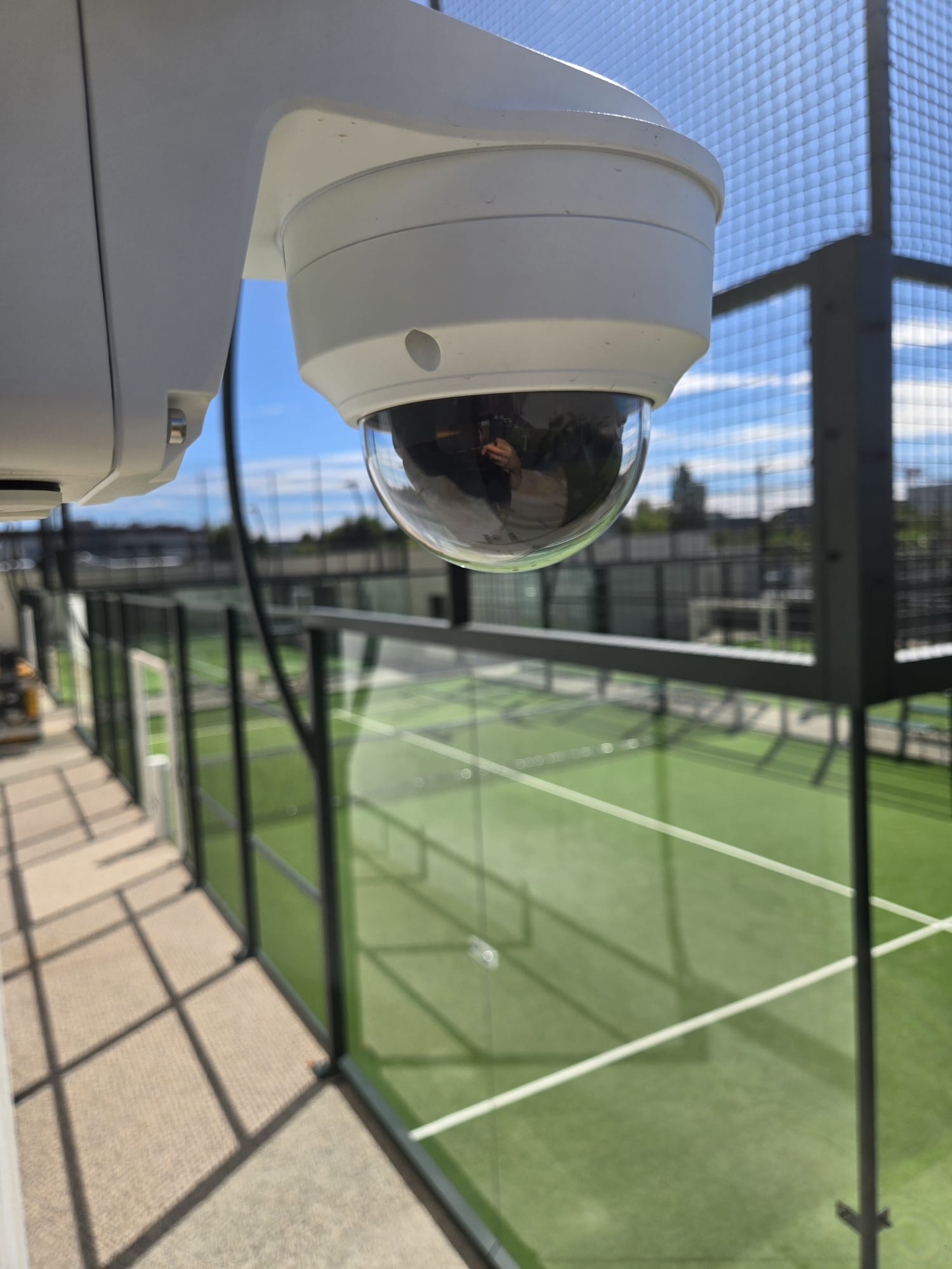 Caméra dôme de vidéoprotection installée à proximité des terrains de padel à Montpellier