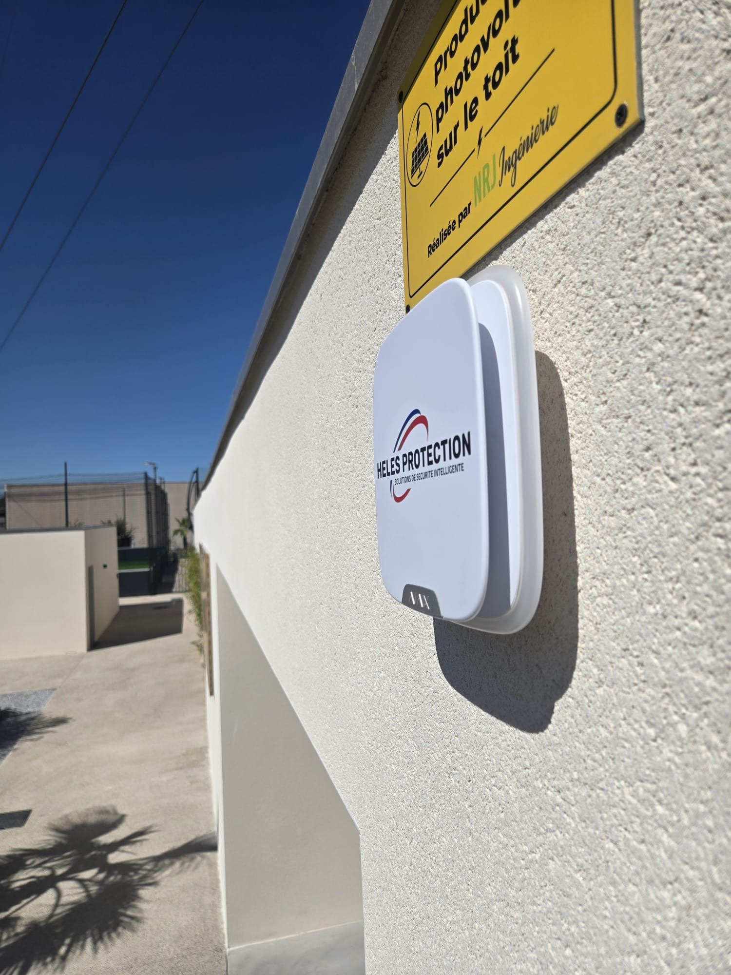 Sirène extérieure Ajax Systems installée sur un complexe sportif à Montpellier
