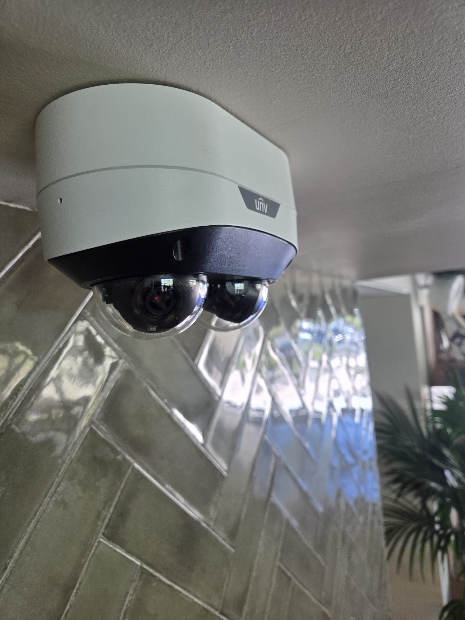 Caméra de vidéoprotection Uniview double optique installée dans un complexe sportif à Montpellier
