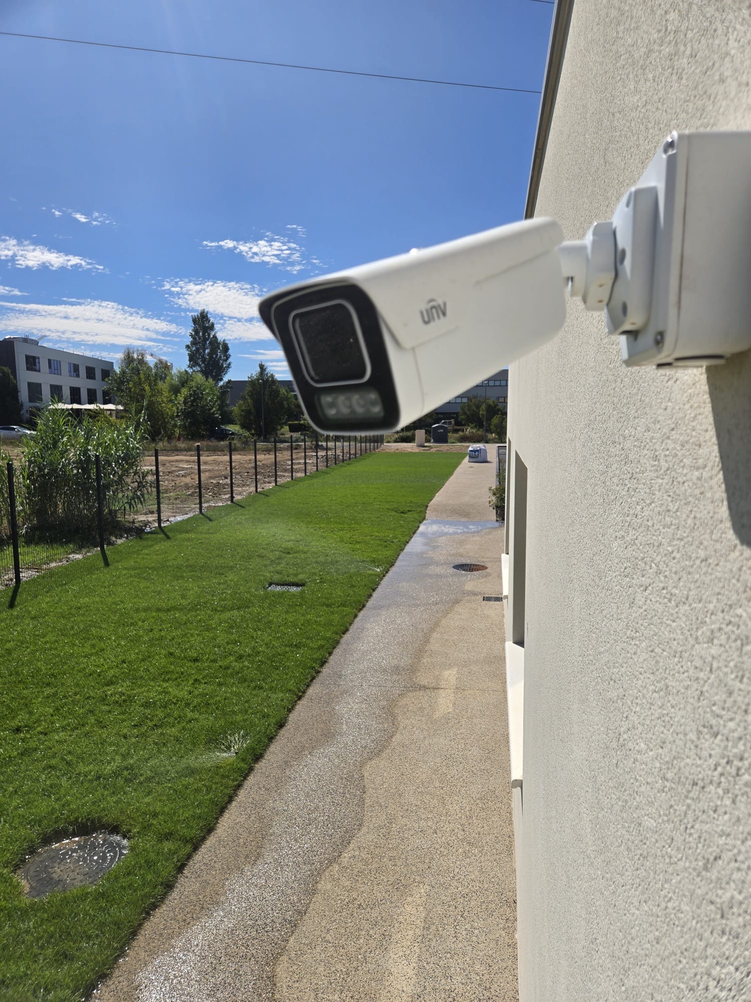 Caméra extérieure Uniview pour la vidéoprotection des accès d’un complexe sportif à Montpellier