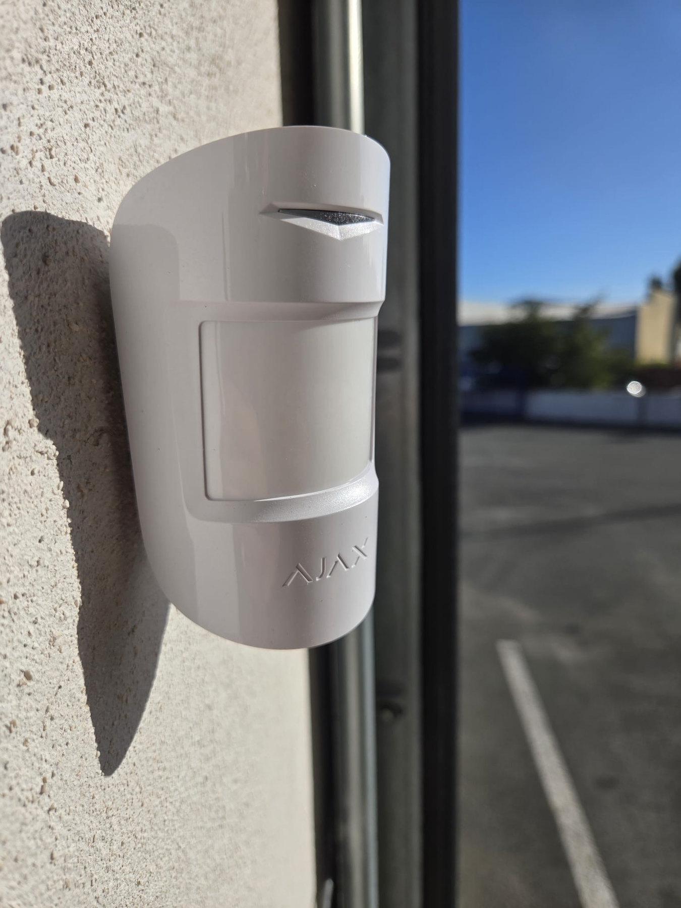 Détecteur de mouvement extérieur du système d’alarme d’un garage poids lourds au Crès.