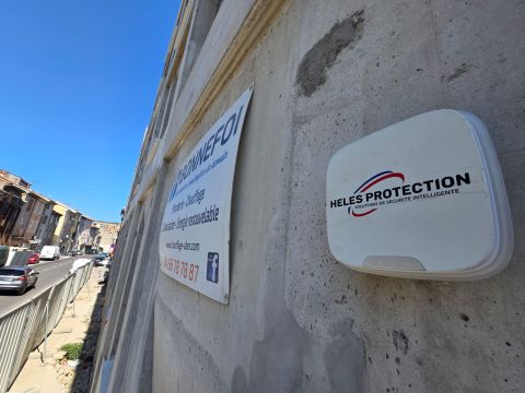 Sirène d’alarme autonome installée sur un chantier à Alès