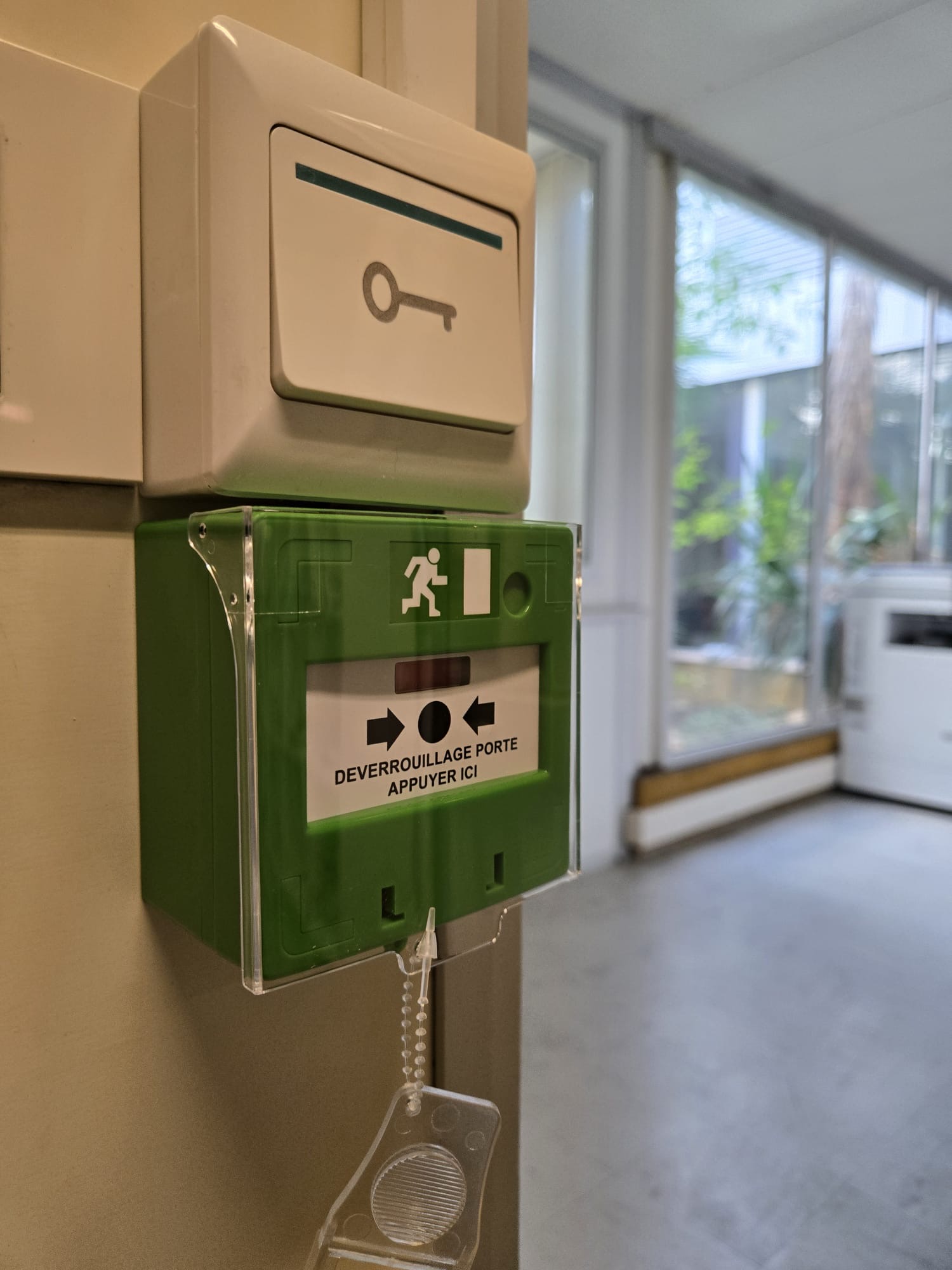 Boîtier de déverrouillage de porte associé au contrôle d’accès sur le site logistique au Crès