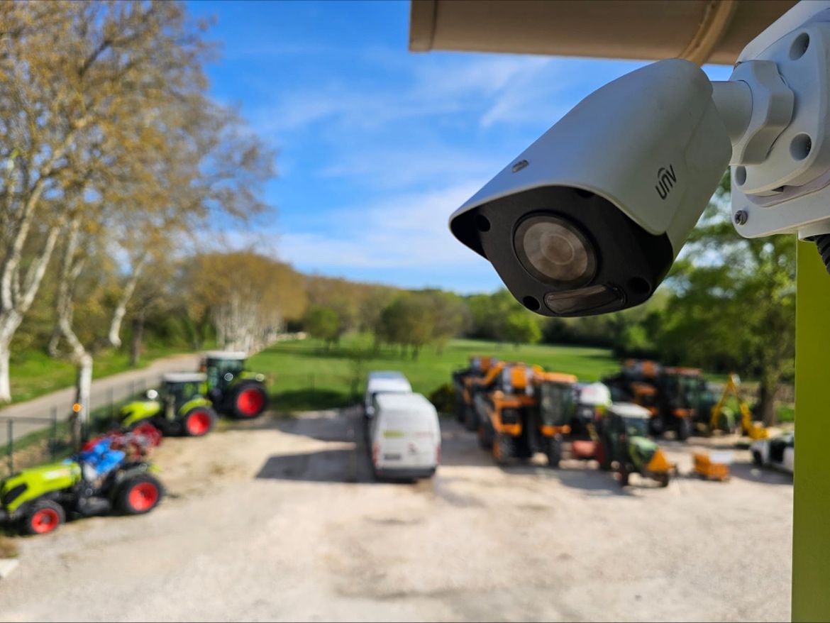Caméra extérieure surveillant le parc matériel d’une concession agricole à Nîmes
