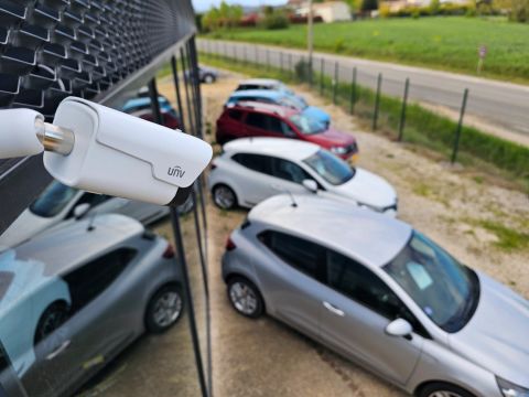 Vidéosurveillance extérieure d’une concession automobile à Alès dans le Gard