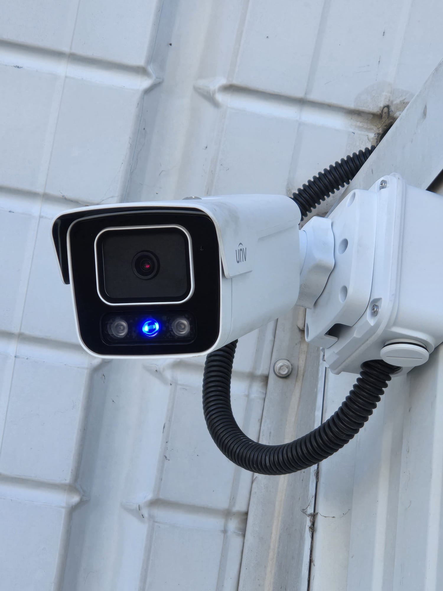 Caméra de vidéosurveillance avec alarme et dissuasion lumineuse au Crès
