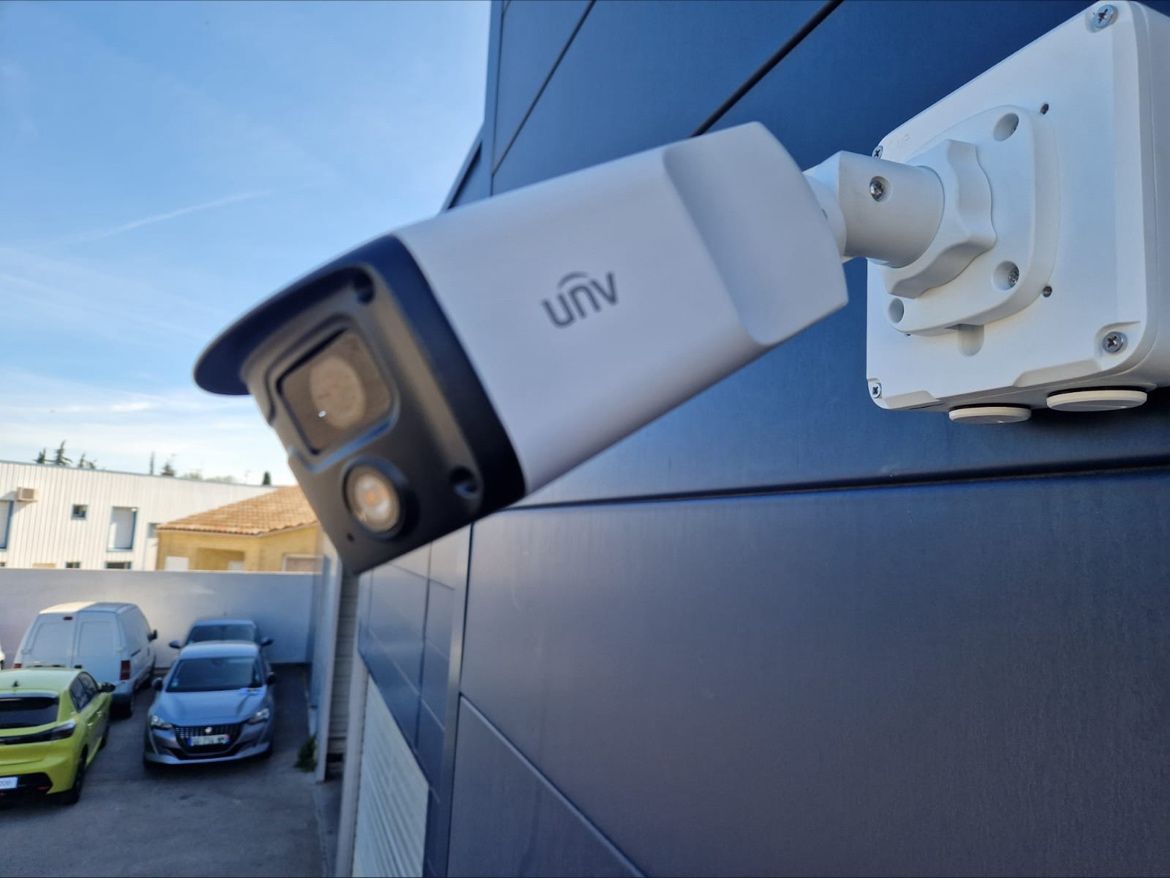 Caméra de sécurité surveillant le parking d’une concession automobile à Lattes
