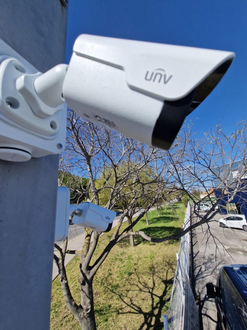 Caméra UNIVIEW installée pour sécuriser une concession automobile à Lattes