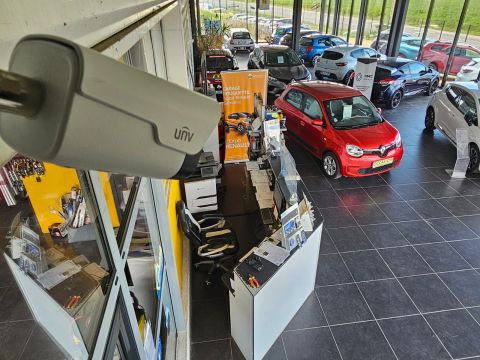 Caméra UNIVIEW dans le showroom d’une concession automobile à Alès