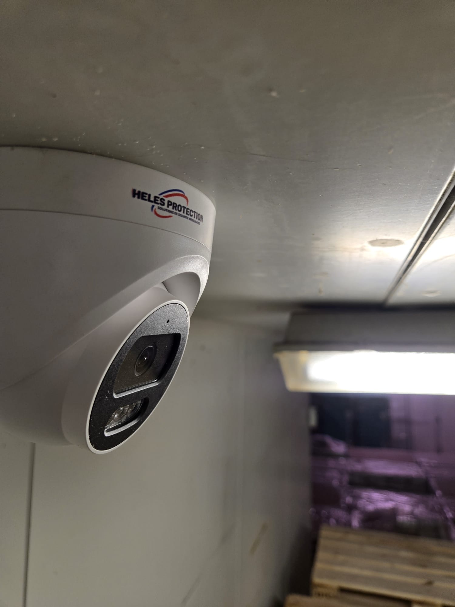 Caméra de vidéoprotection intérieure installée dans un espace de stockage au Crès