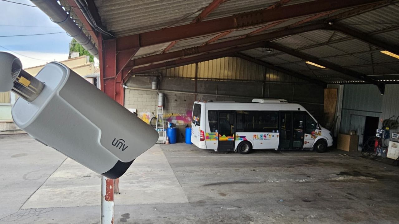 Caméra de surveillance extérieure d’un parc d’autocars à Alès
