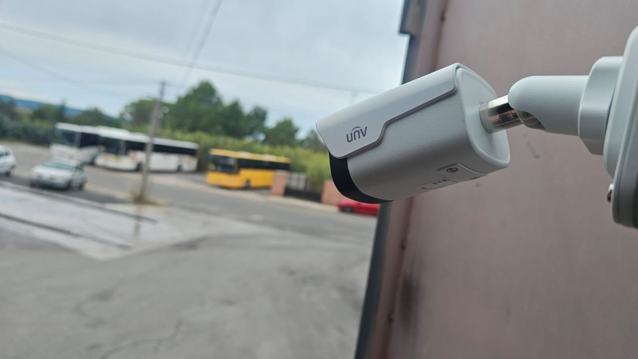 Caméra extérieure installée pour sécuriser un dépôt de véhicules à Alès