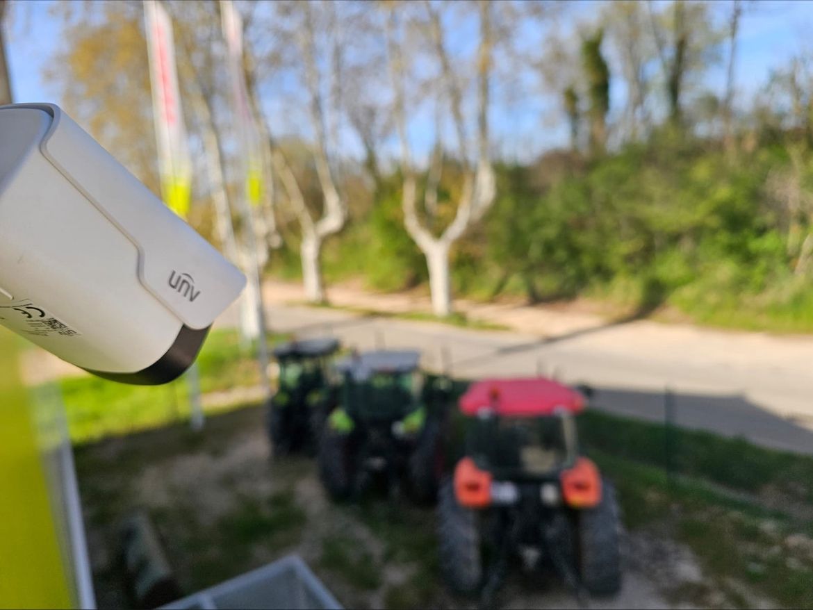 Caméra de vidéosurveillance installée dans une concession CLAAS à Nîmes