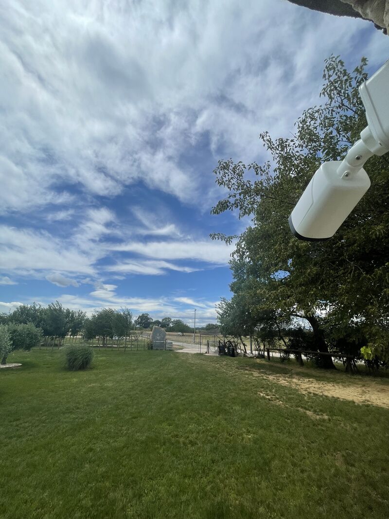 Caméras de vidéosurveillance extérieures sur un bâtiment de manade à Alès