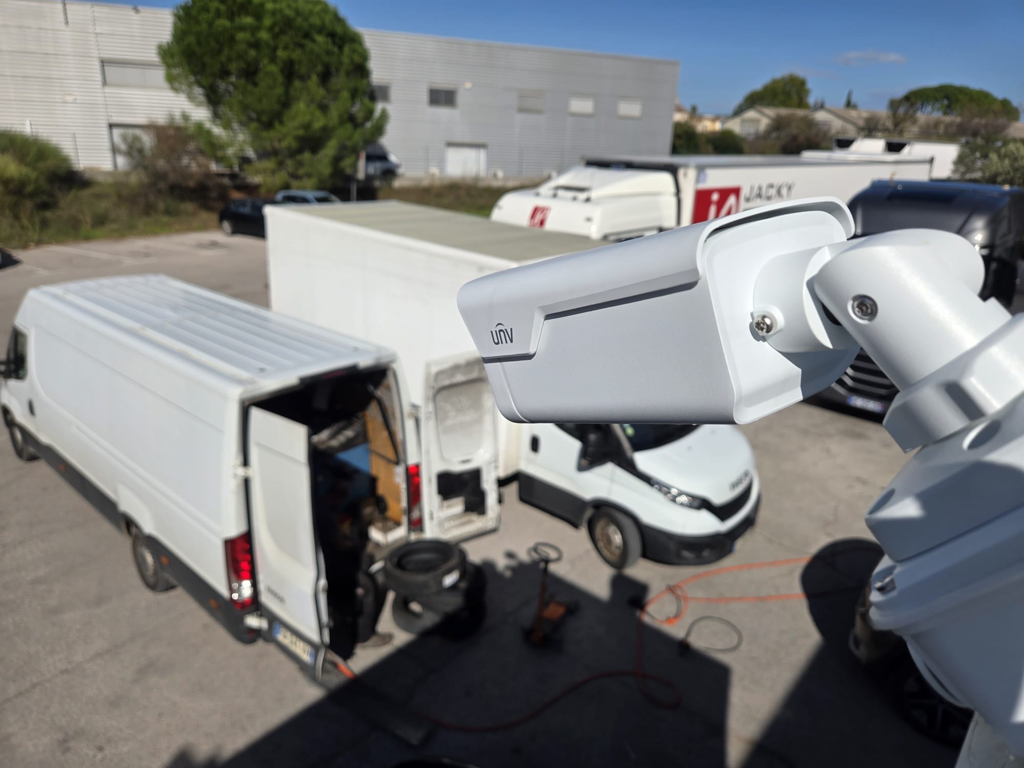 Caméra de vidéosurveillance extérieure installée au-dessus de la cour d’une plateforme logistique au Crès
