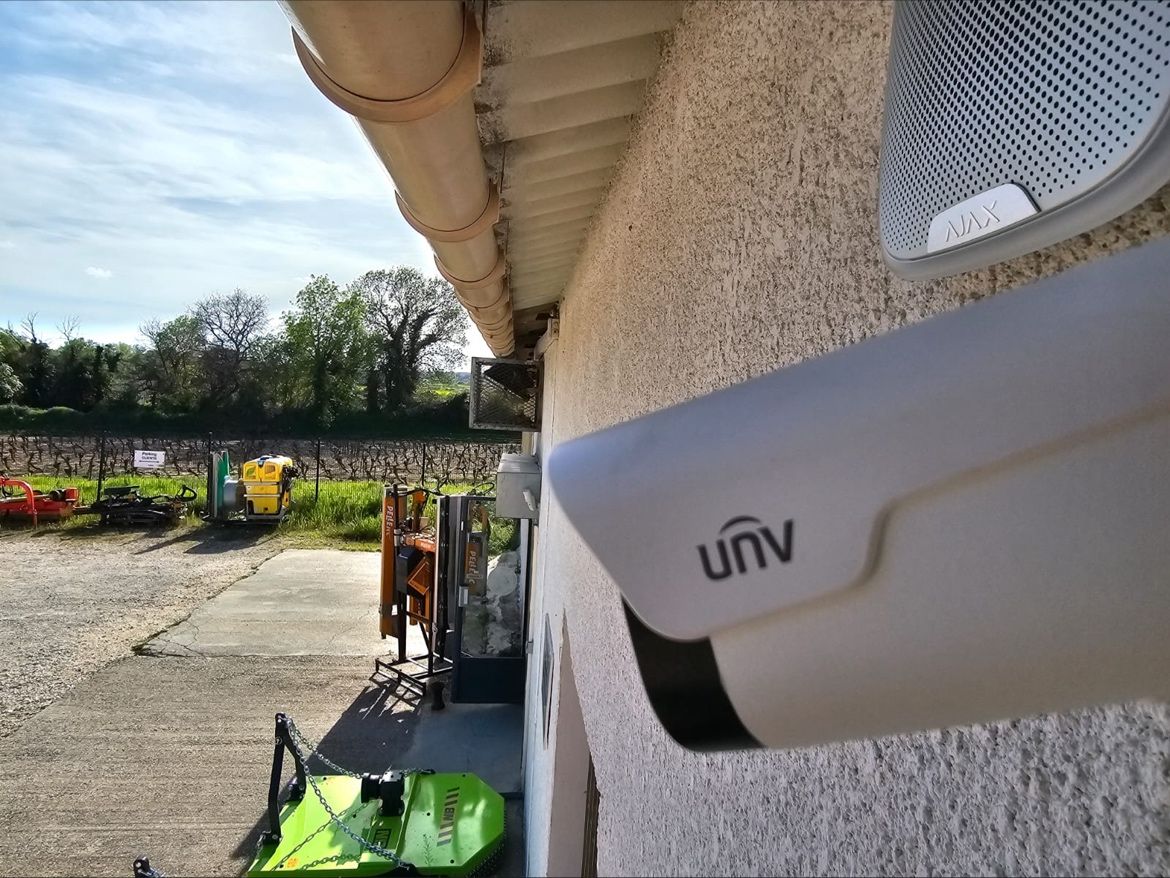 Caméra de vidéosurveillance sur la façade d’une concession CLAAS à Nîmes