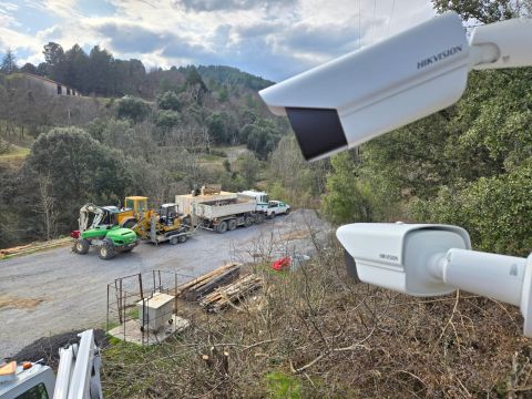 Caméras de vidéosurveillance temporaire installées sur un chantier à Alès
